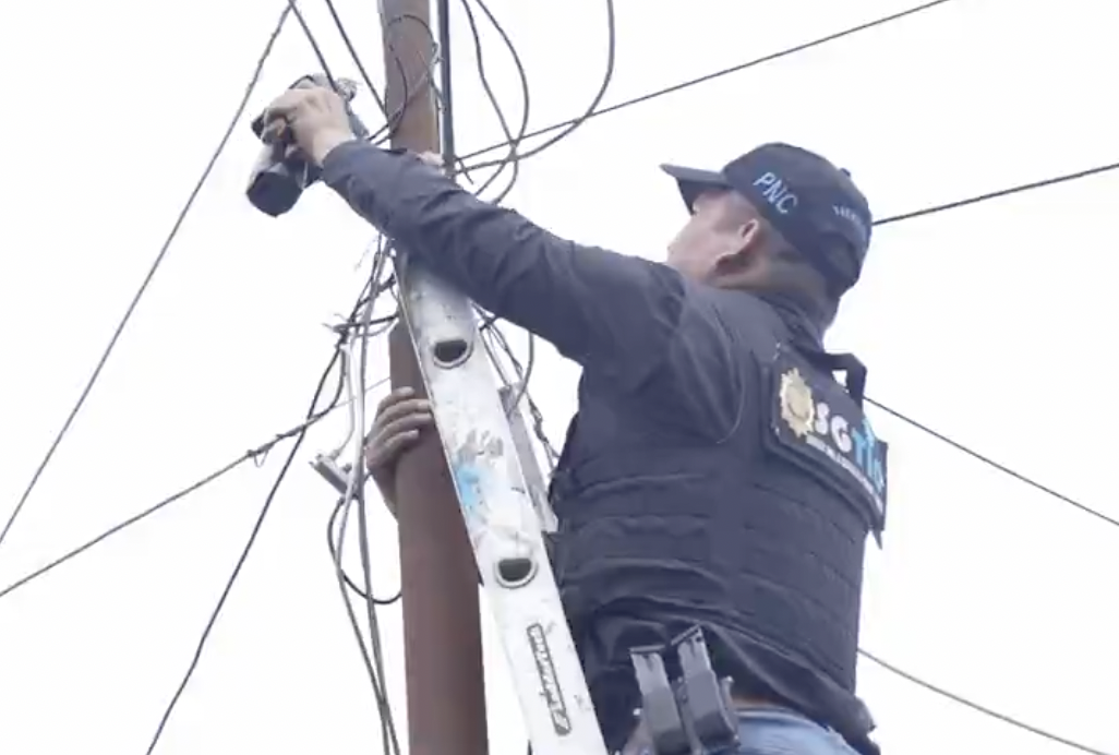 VIDEO: Desinstalan cámaras con las que maras vigilaban en «El Gallito»