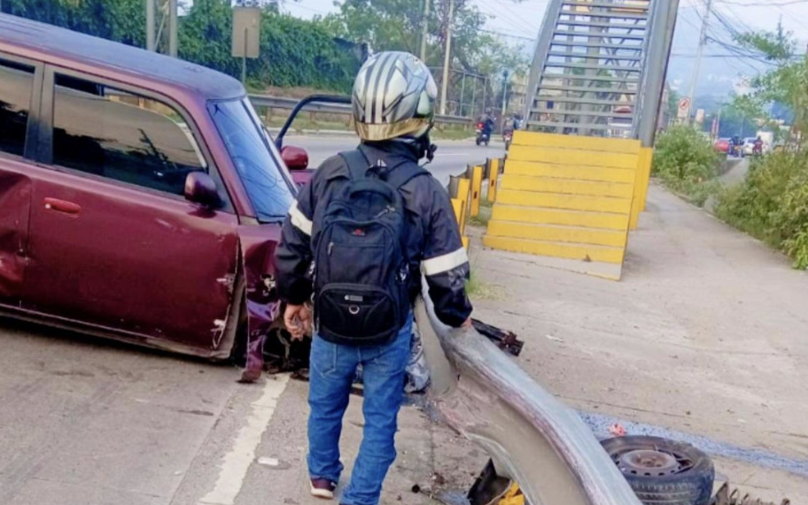 Tras chocar, conductor abandona vehículo en ruta al Atlántico