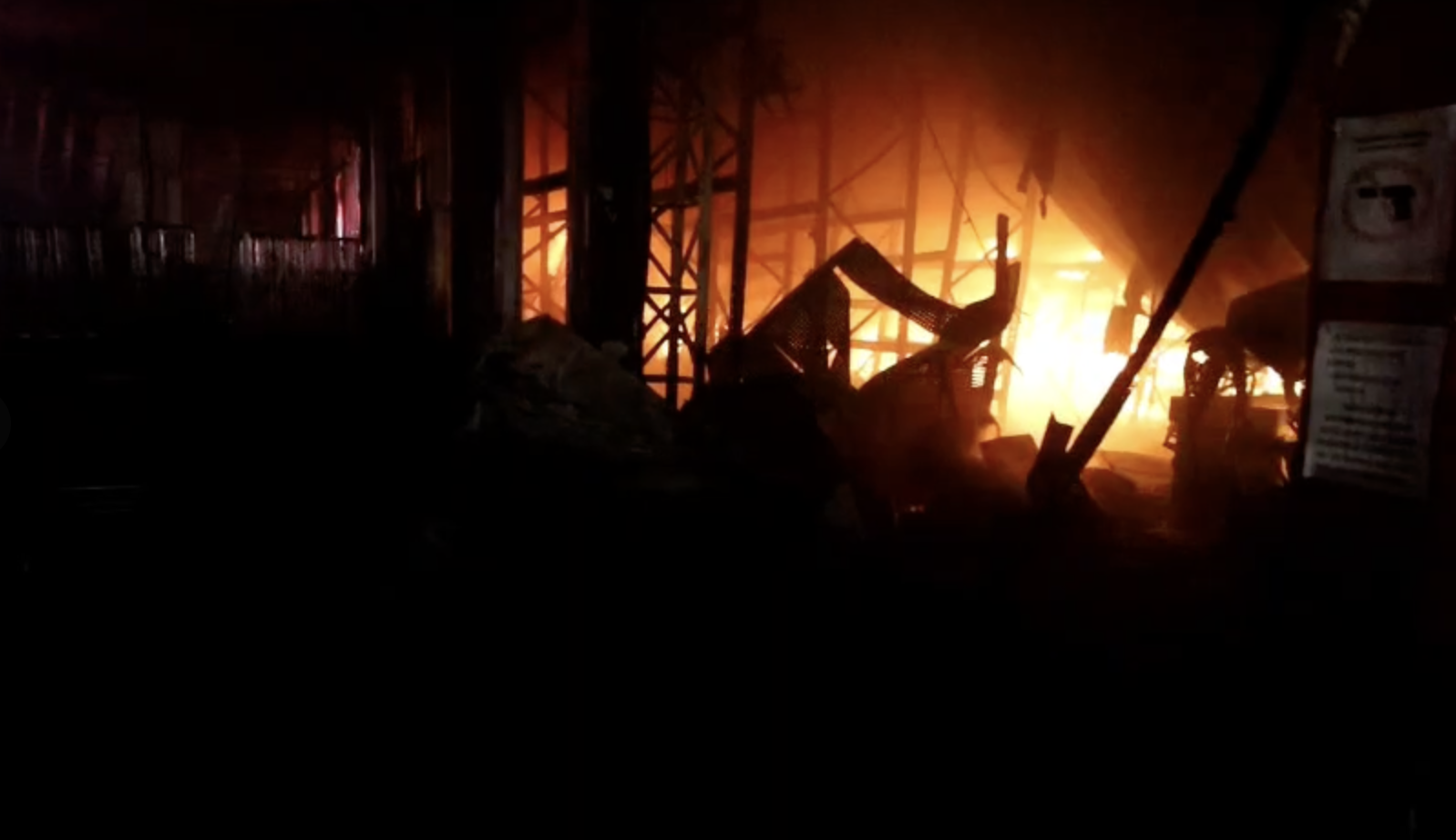 VIDEOS: Se incendia bodega de productos chinos en carretera a El Salvador