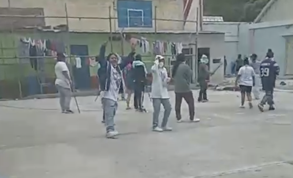 Reclusa graba video durante motín en zona 18 y hace «señal» de pandilla