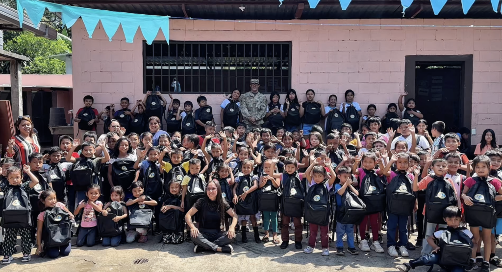 Niños de escuelas en Retalhuleu son beneficiados con mochilas y útiles escolares