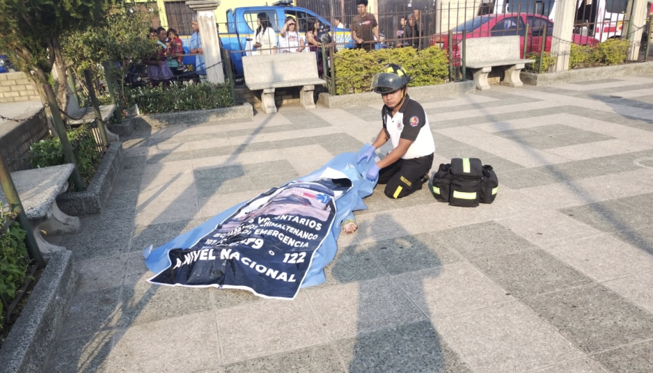 Hombre es asesinado a tiros en parque central de Sacatepéquez