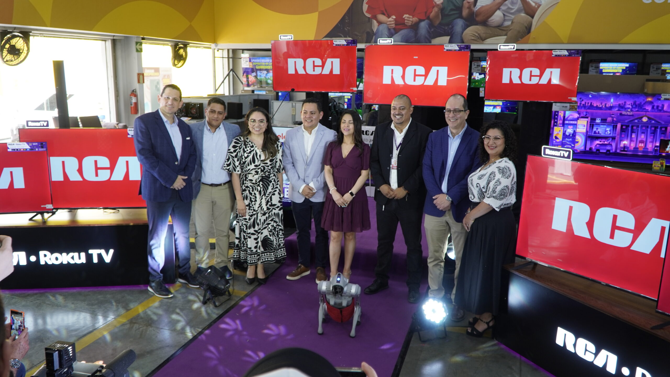 Elektra, la Tienda Oficial de los Fanáticos, anota gol con la llegada de la nueva línea de televisores RCA QLED con Roku TV