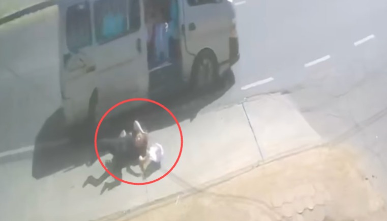 VIDEO: Pasajera cae de bus al intentar subir; piloto aceleró en el momento