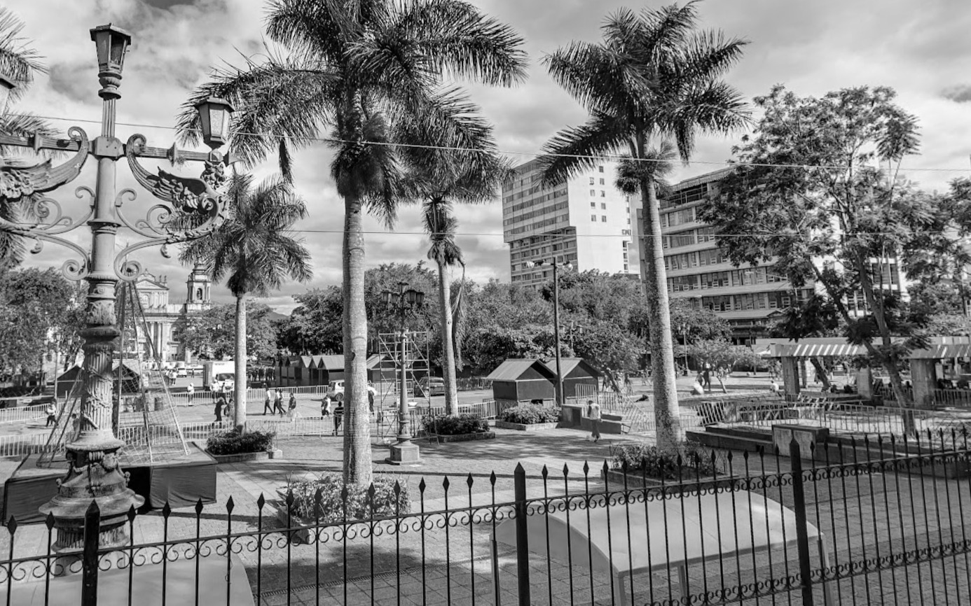 Reportan un hombre fallecido en Parque Centenario de zona 1