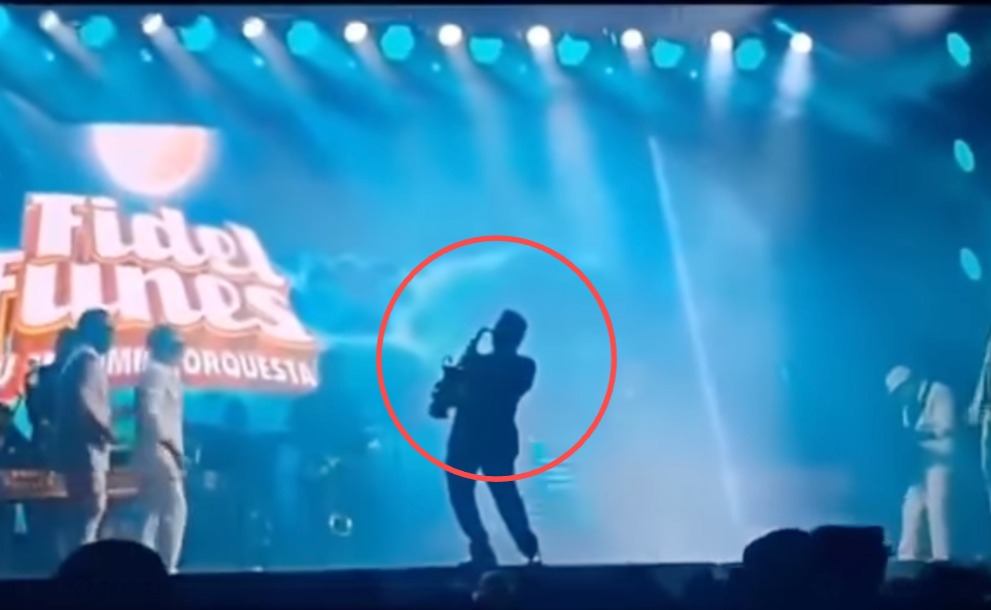 VIDEO: Músico de Fidel Funes se cae del escenario en pleno concierto