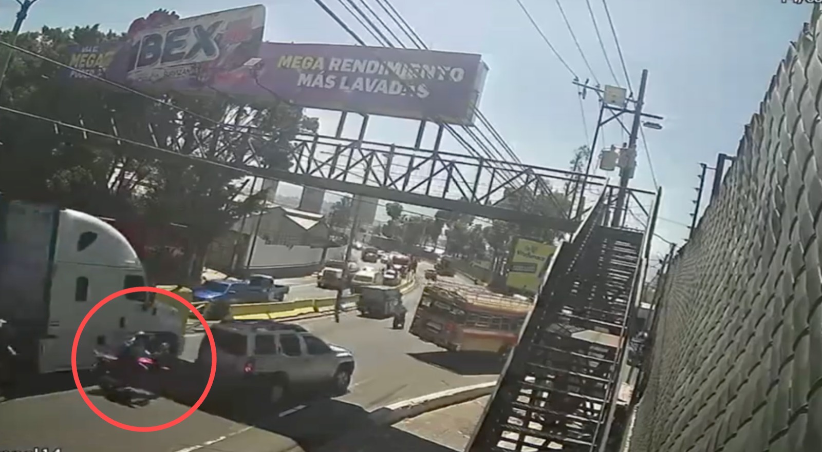 VIDEO: Momento en que motorista muere arrollado por tráiler en Villa Nueva
