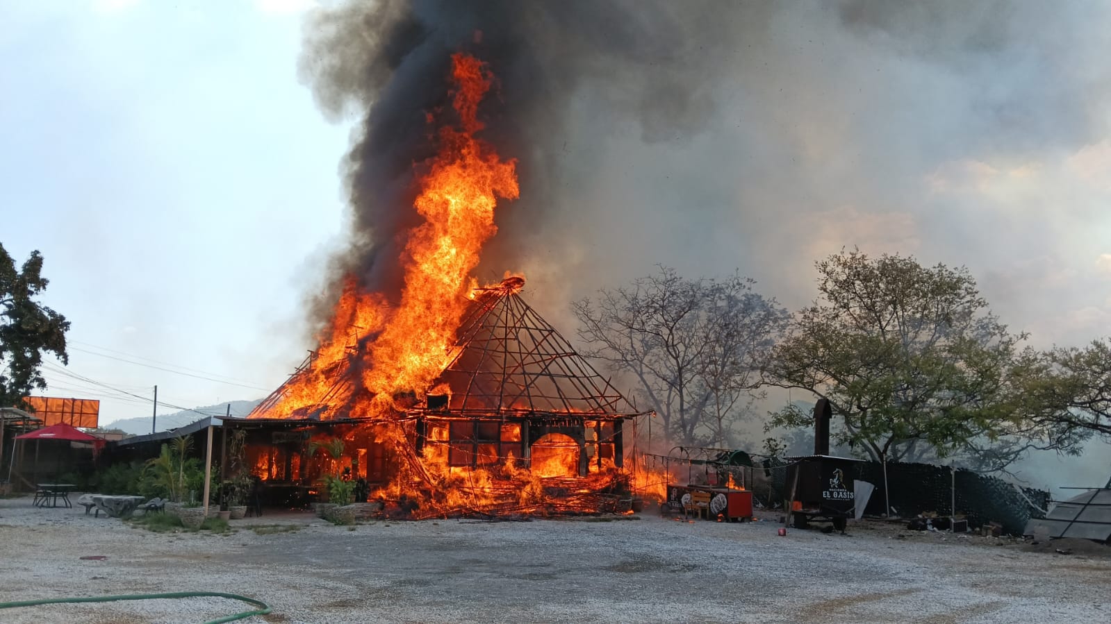 VIDEO: Incendio forestal se propaga y consume restaurante en ruta al Atlántico
