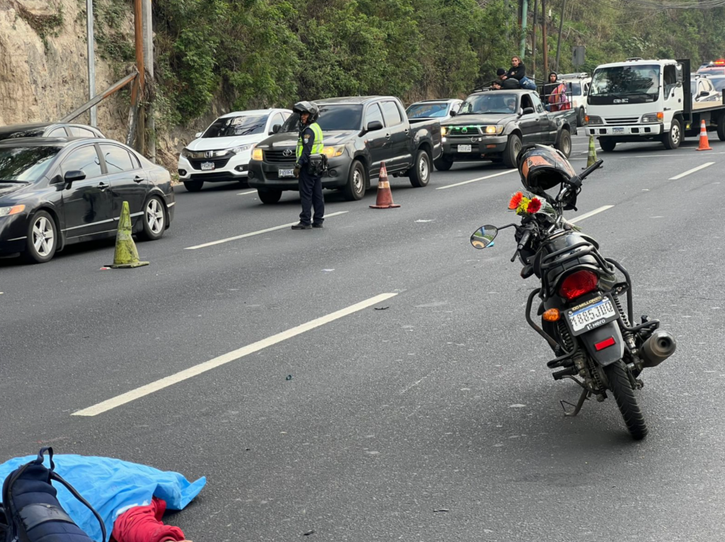 Accidente en la ruta al Pacífico: Motorista fallece y un ramo de flores queda en la escena