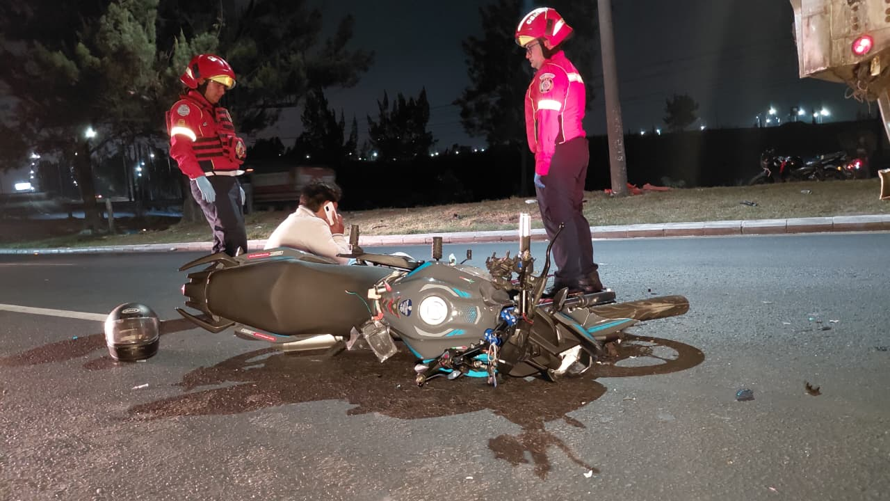 Motorista fallece y mujer resulta herida tras chocar contra tráiler en zona 11