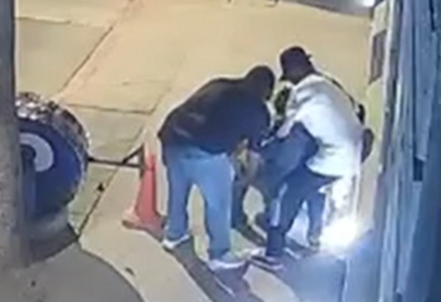 Tres capturados: revelan video de asalto a un peatón en zona 1