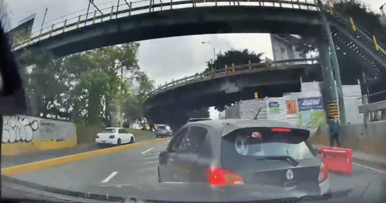 VIDEO: Conductor embiste a otro vehículo tras disputa por el paso