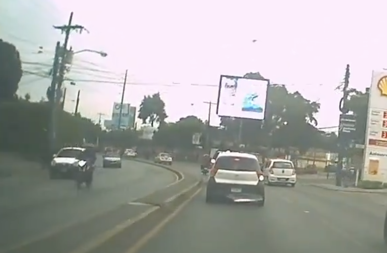 VIDEO: Conductor enfrenta a otro automovilista tras incidente de tránsito en la Avenida Petapa