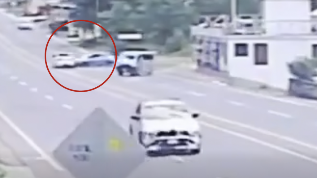 VIDEO: Vehículo cae a hondonada luego de ser impac