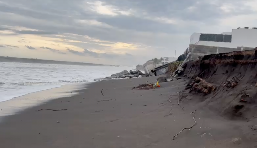 VIDEO: Reportan daños por el oleaje en playa de Es