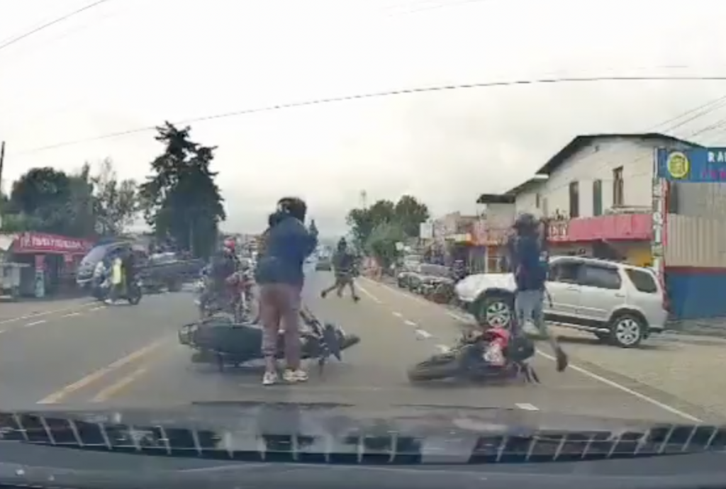 VIDEO: Motociclistas protagonizan discusión y enfrentamiento